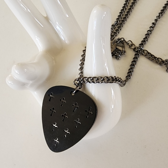 🎸 Claire's Cross Guitar Pick Necklace - Picture 3 of 5